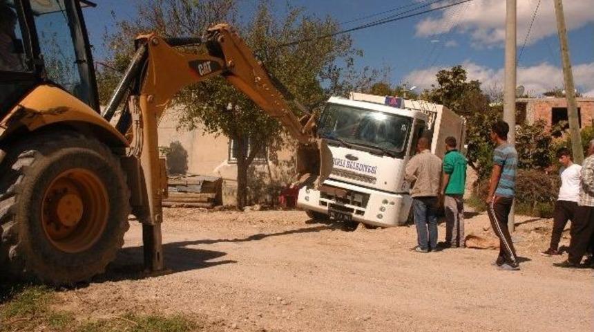 Belediyenin Aracı Kendi Kazdıkları &Ccedil;ukura D&uuml;şt&uuml;