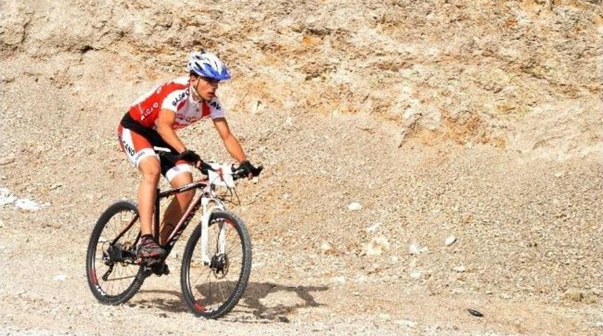 Bisiklet Yarışmaları B&uuml;y&uuml;k Heyecana Sahne Oldu