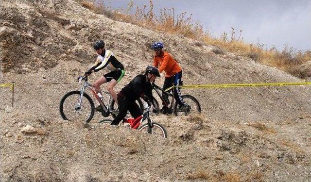 Bisiklet Yarışmaları B&uuml;y&uuml;k Heyecana Sahne Oldu 2