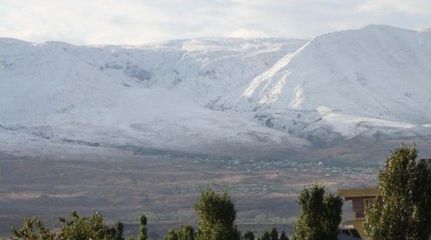 Muradiye&rsquo;de Yılın İlk Karı Yağdı
