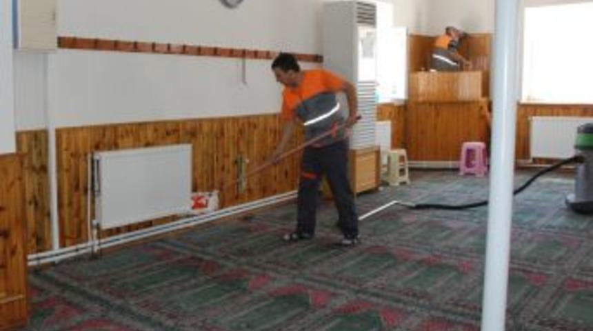 Melikgazi&rsquo;de Camiler D&uuml;zenli Olarak Temizleniyor