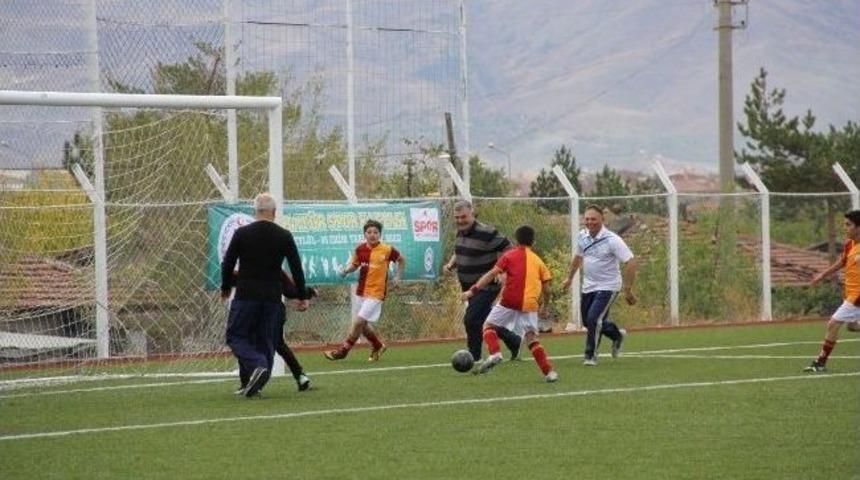 Babalar İle Oğullar Yeşil Sahada Karşı Karşıya Geldi