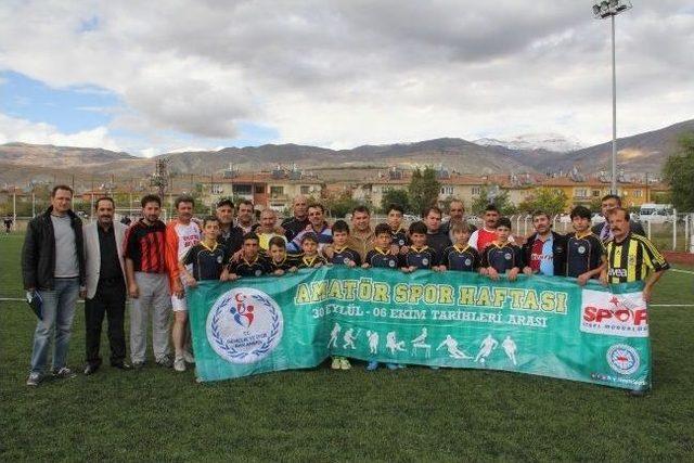 Babalar İle Oğullar Yeşil Sahada Karşı Karşıya Geldi 1