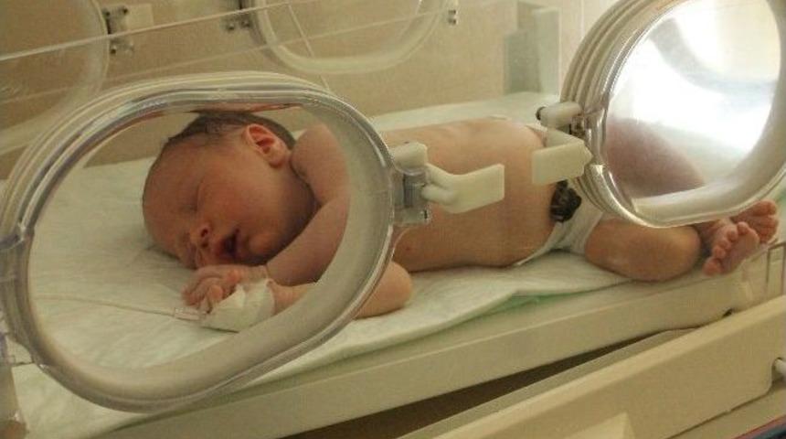 Bir haftalık bebeği soğukta camiye terk ettiler