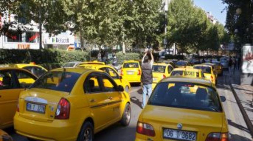 Yol Kapatıp Trafik Cezalarını Protesto Eden Taksicilere, Yine Ceza Kesildi