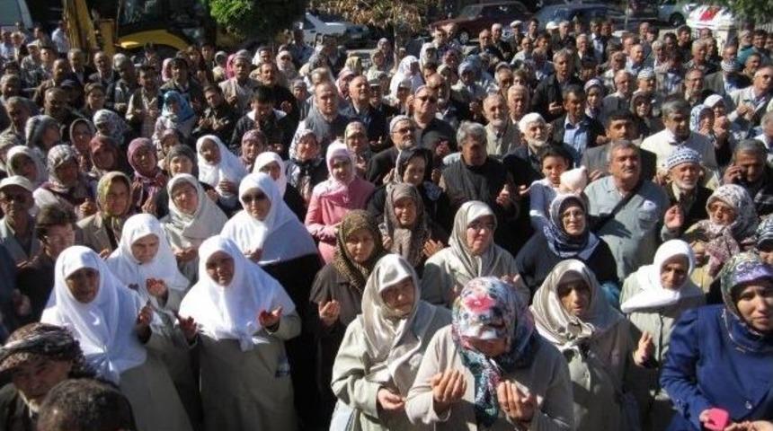 &Ouml;demişli 32 Hacı Adayı Kutsal Topraklara Dualarla Uğurlandı