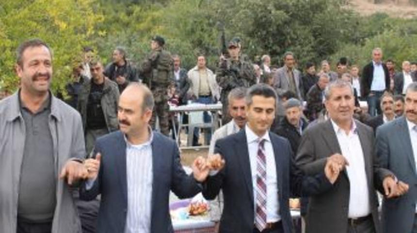 Vali Aydın, K&uuml;rt&ccedil;e T&uuml;rk&uuml;ler Eşliğinde Halay &Ccedil;ekti