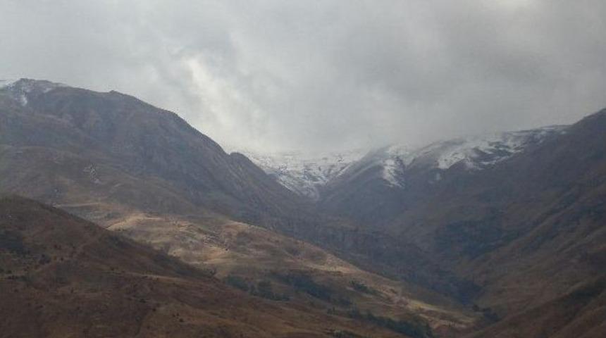 Muş&rsquo;un Y&uuml;ksek Kesimlerine Mevsimin İlk Karı Yağdı