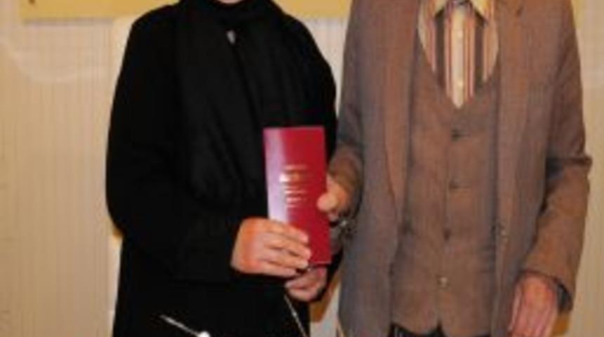 60&rsquo;lık Gelin Ve Damat Nik&acirc;h Masasına Oturdu