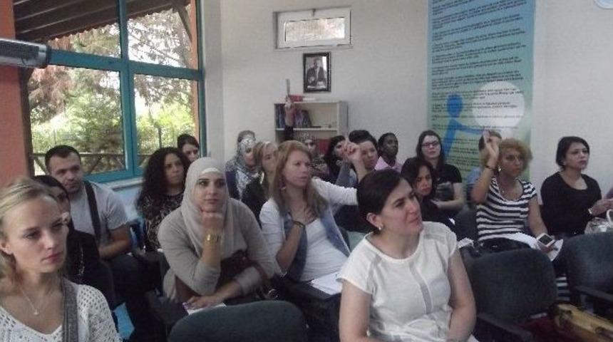 &Ccedil;ocuk Hakları Okulu&rsquo;nda &Uuml;niversitelilere Eğitim