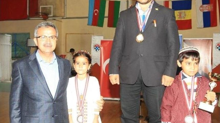 Satran&ccedil; Uğruna Otomobilini Sattı