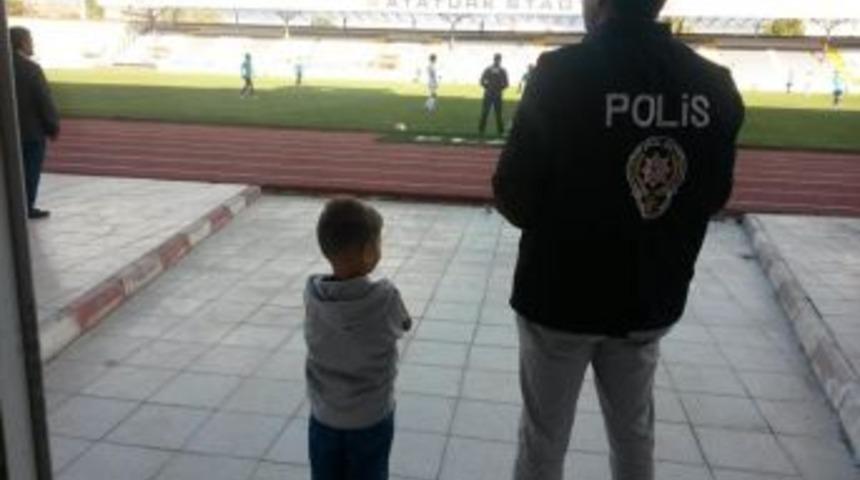 Polis amcaların&rsquo;dan K&uuml;&ccedil;&uuml;k Emir'e jest