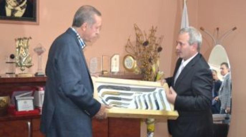 Başbakan Erdoğan&rsquo;a Bı&ccedil;ak Seti Hediye Edildi
