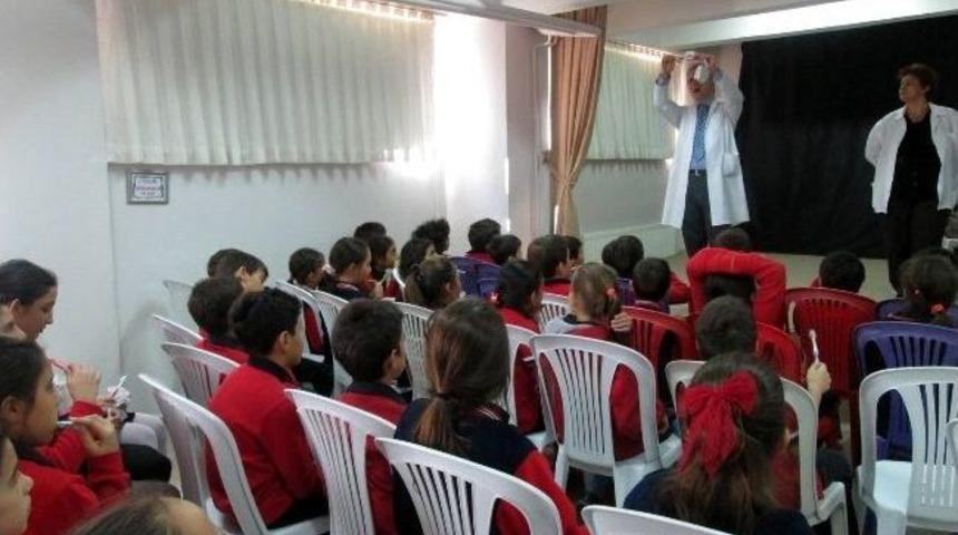 Salihli'de İlkokul &Ouml;ğrencilerine "diş Fır&ccedil;alama" Dersi