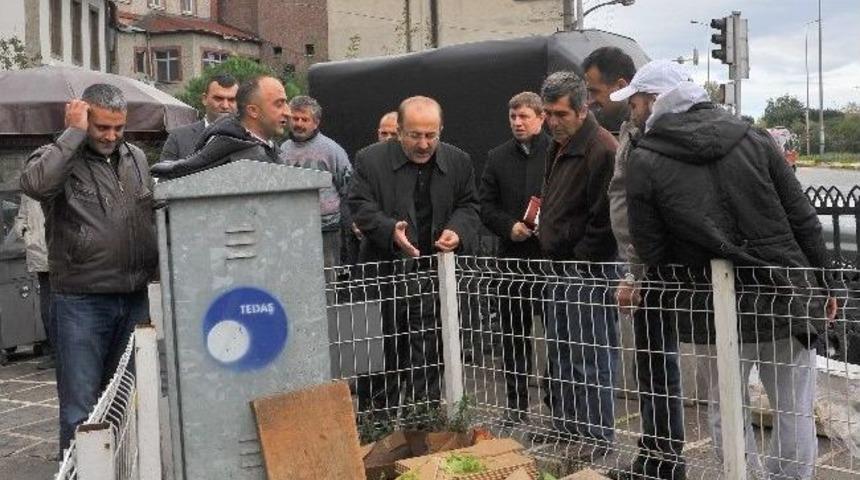 Başkan G&uuml;mr&uuml;k&ccedil;&uuml;oğlu Ziyaret Ettiği Balık Pazarında &Ccedil;&ouml;p Topladı