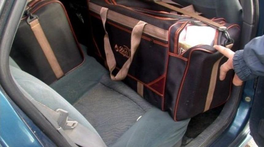 Otomobildeki Valizlerden Ka&ccedil;ak Sigara &Ccedil;ıktı