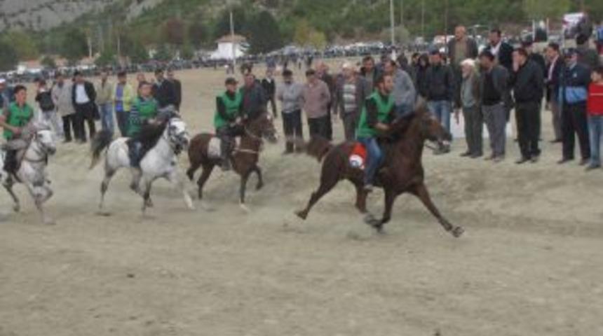 Osmancık'ta Yapılan At Yarışlarına B&uuml;y&uuml;k Ilgi
