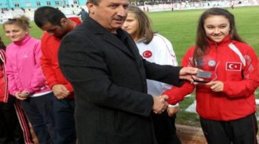Başarı Sporculara &Ouml;d&uuml;lleri Vali Yılmaz Verdi