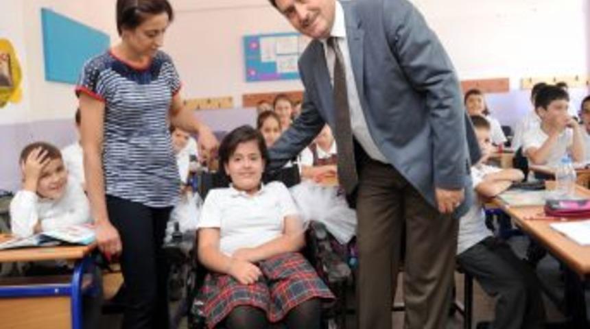 Tekerlekli Sandalyesine Okulda Kavuştu