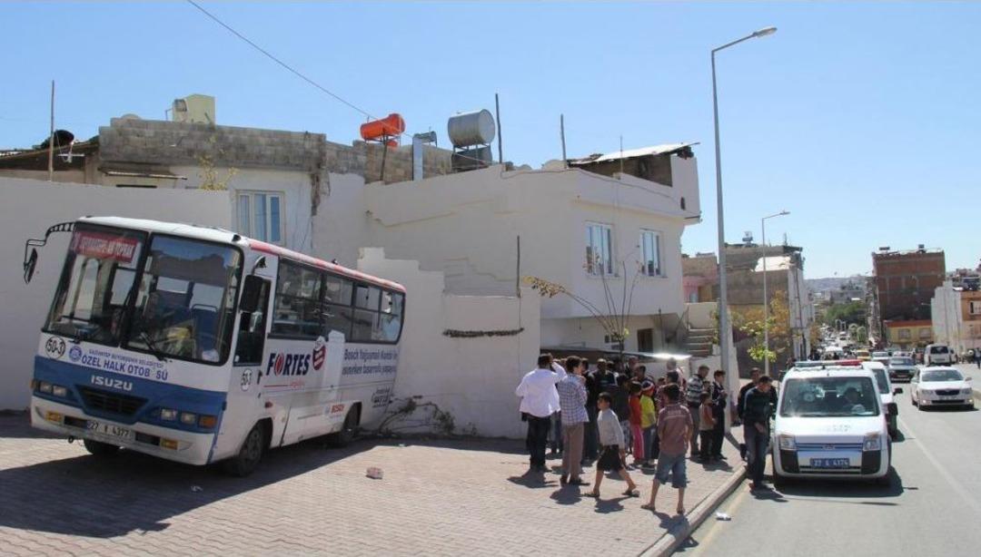 Gaziantep'te Halk Otob&uuml;s&uuml; Bah&ccedil;e Duvarına &Ccedil;arptı: 3 Yaralı