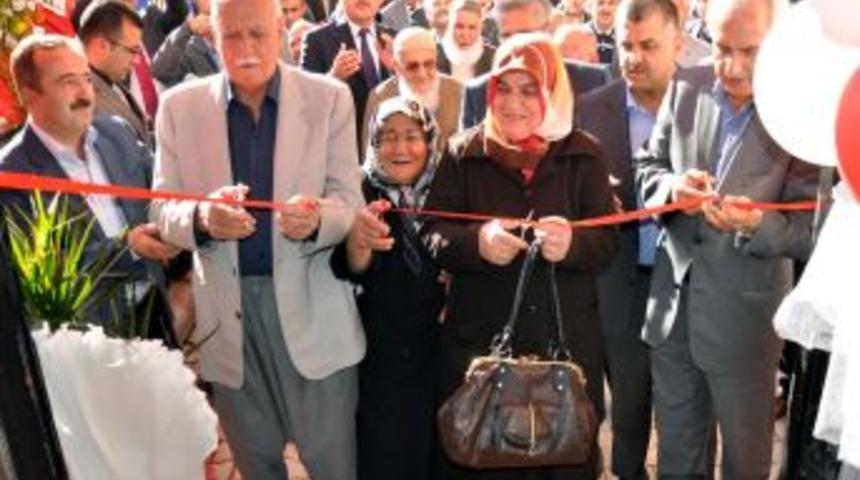 Hayırsever Vatandaş Bağışladığı Yurdu A&ccedil;arken Duygulandı