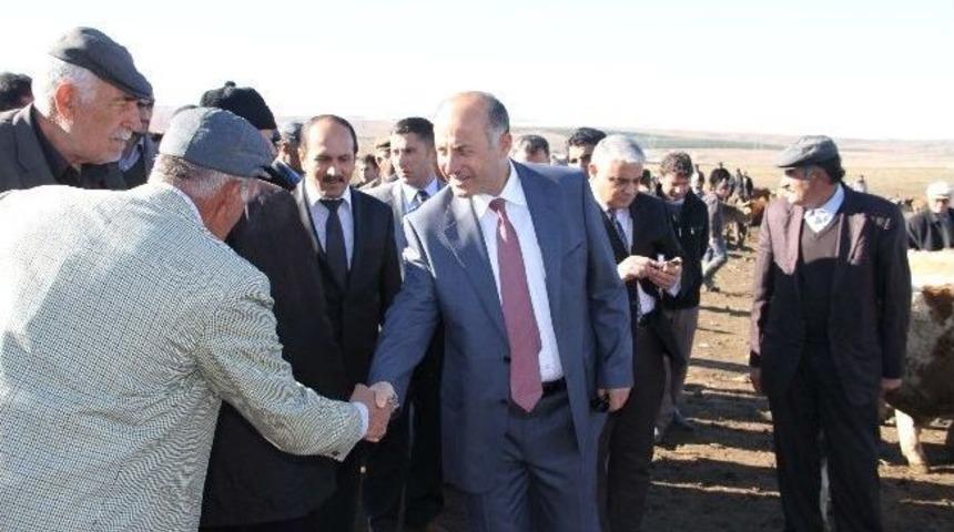 Vali Azizoğlu, Hayvan Pazarını Gezdi