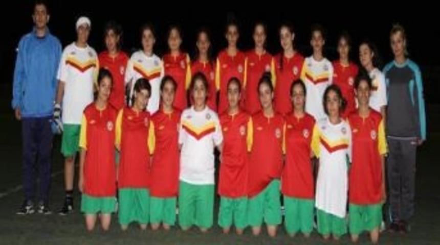Kadın Futbol Takımı Başarı İ&ccedil;in Ter D&ouml;kecek