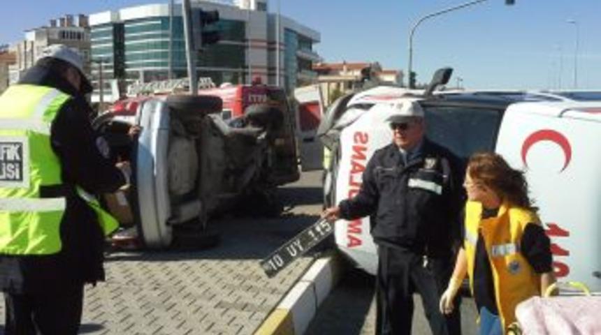 Cankurtaranla Otomobil &Ccedil;arpıştı: 4 Yaralı