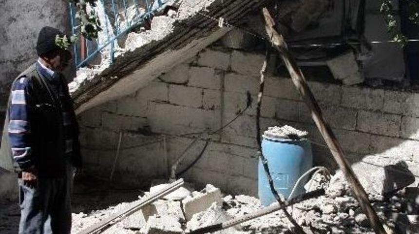 Freni Boşalan Halk Otob&uuml;s&uuml; Bah&ccedil;e Duvarına &Ccedil;arptı