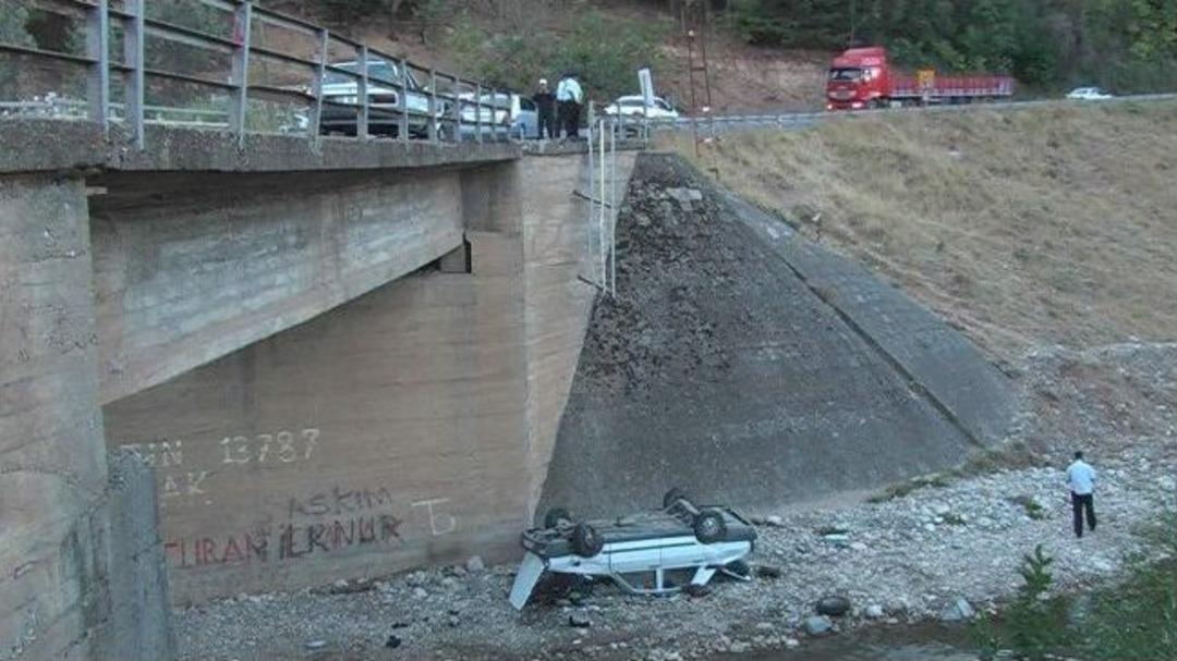 Otomobil K&ouml;pr&uuml;den Aşağıya U&ccedil;tu: 2 Yaralı