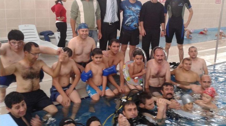 Merzifon&rsquo;da Otistik &Ccedil;ocuklara Y&uuml;zme Eğitimi Verildi