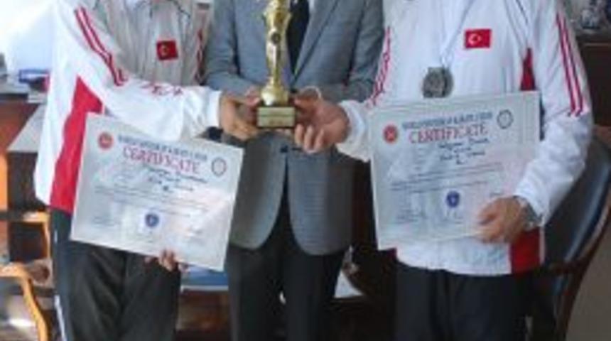 Karateci G&ouml;khan &Ouml;zler Gemlik&rsquo;in Gururu Oldu