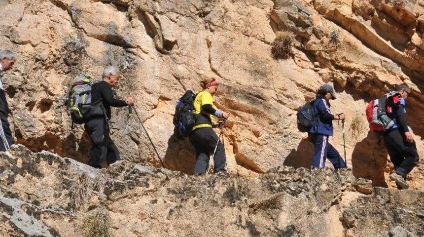 İzmirli Dağcılar Ulubey Kanyonu'na Tırmandı