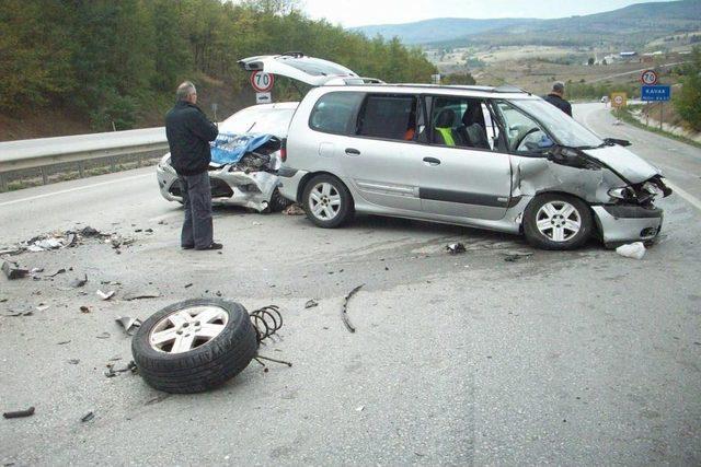 Kavak'ta Trafik Kazası: 4 Yaralı