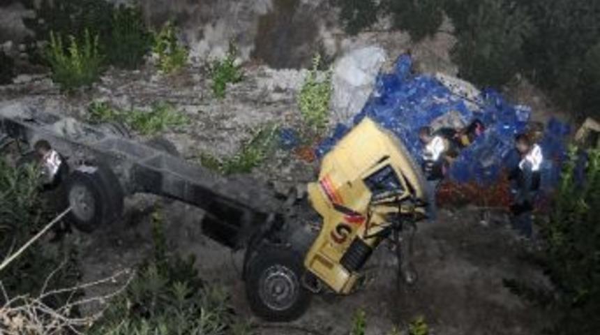 Domates Y&uuml;kl&uuml; Kamyon U&ccedil;uruma Yuvarlandı: 1 &Ouml;l&uuml;