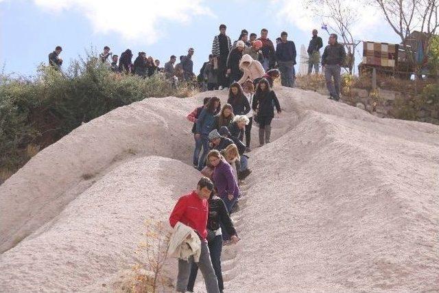 Zemi Vadisi’nde Öldürülen Japon Turist İçin Saygı Yürüyüşü