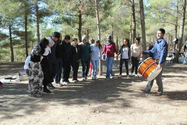 Gençlik Merkezinden Gençlere Doğa Yürüyüşü Ve Piknik