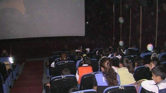 Polislerden, Öğrencilere Sinema Keyfi