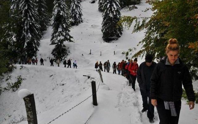 Yayla’da Kar Eşliğinde Sonbahar Yürüyüşü Yapıldı