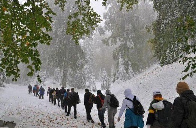 Yayla’da Kar Eşliğinde Sonbahar Yürüyüşü Yapıldı