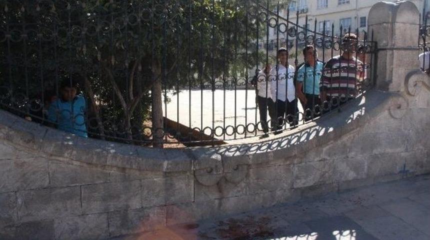 Şanlıurfa&rsquo;da &Ouml;ğrencinin Eline Demir Korkuluk Saplandı