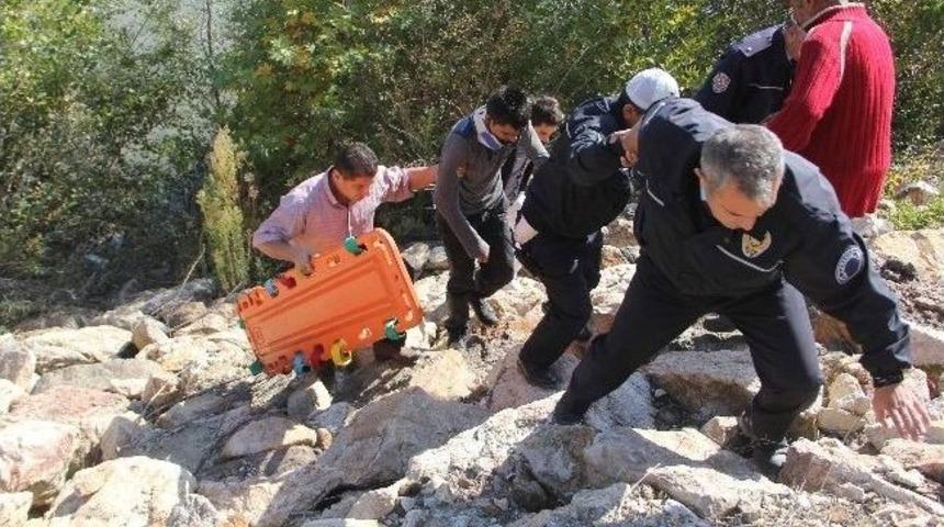 Filyos &Ccedil;ayına U&ccedil;an Otomobilden Sağ &Ccedil;ıktı