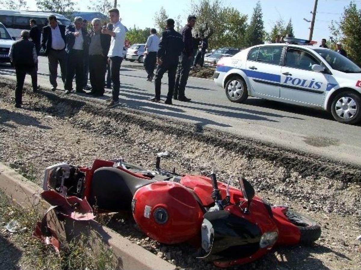 Otomobil Motosiklete &Ccedil;arptı; 3 Yaralı