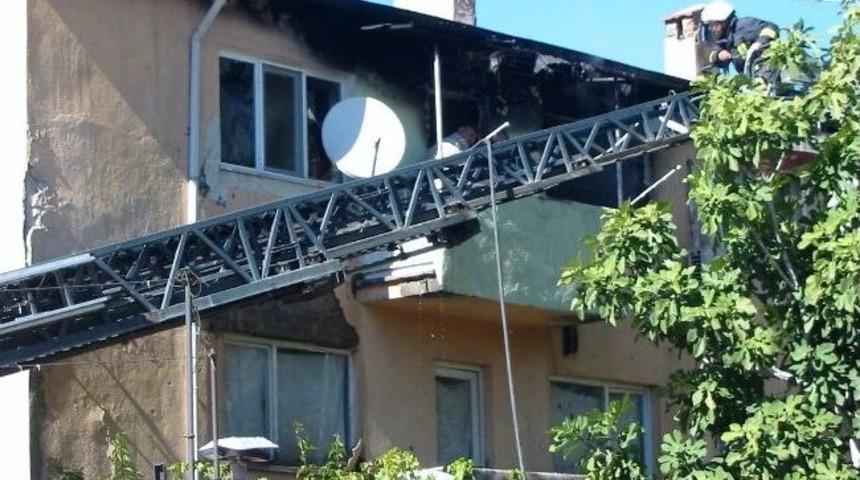 Gediz'de &Ccedil;ıkan Yangında 1 Ev Yandı