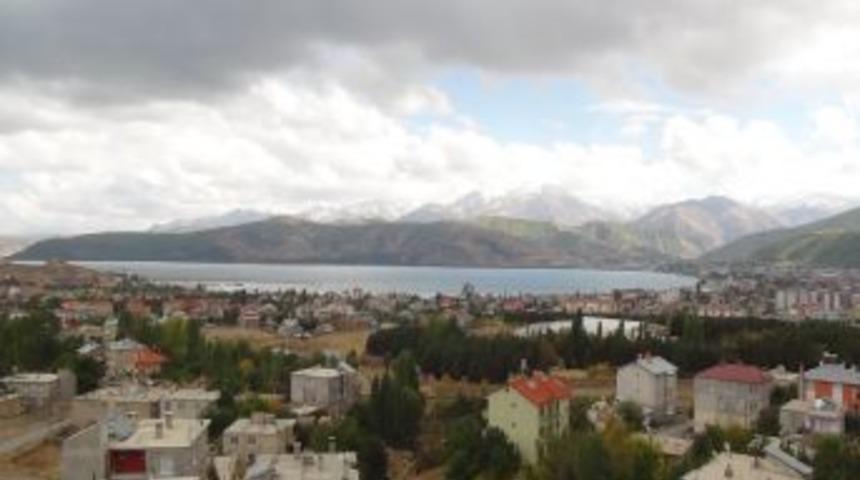 Bitlis&rsquo;te Y&uuml;ksek Kesimler Beyazlara B&uuml;r&uuml;nd&uuml;