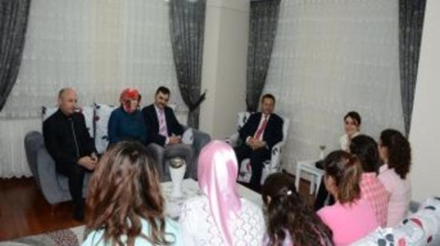 Vali Ve Eşi, Kız &Ccedil;ocukların Evine Konuk Oldu