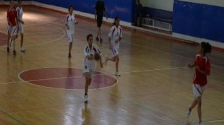 Hentbol M&uuml;sabakaları Yapıldı