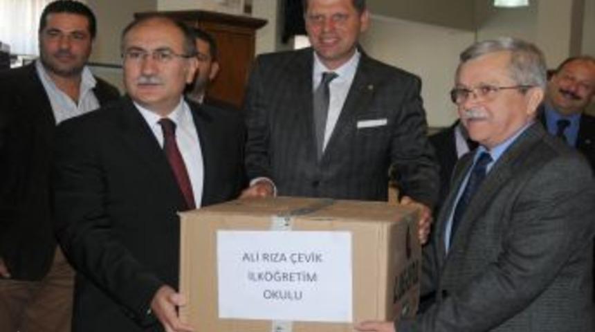 Manisa Ticaret Borsası Bin Öğrenciye Ayakkabı Hediye Etti