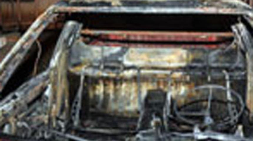 S&uuml;rekli arızalanan aracını yaktı