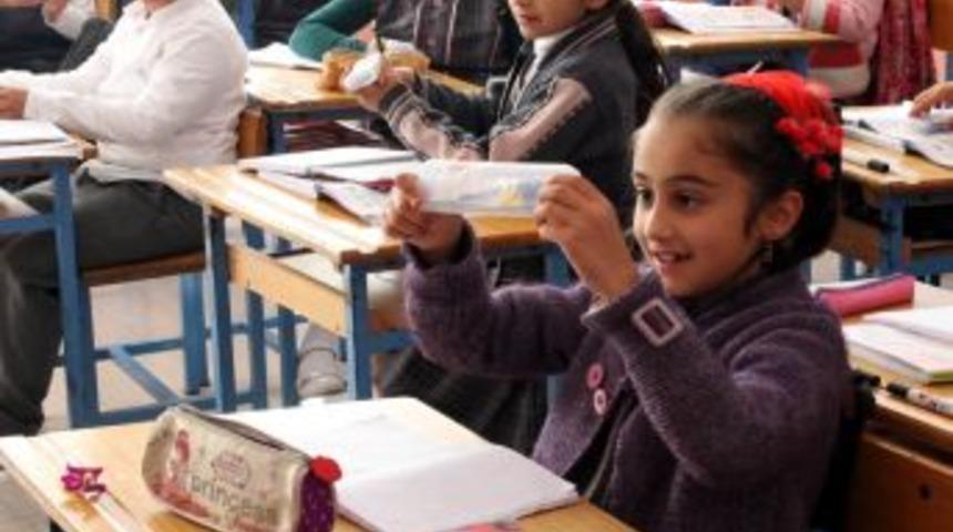 &Ouml;ğrencilere Kırtasiye Malzemesi Dağıtıldı